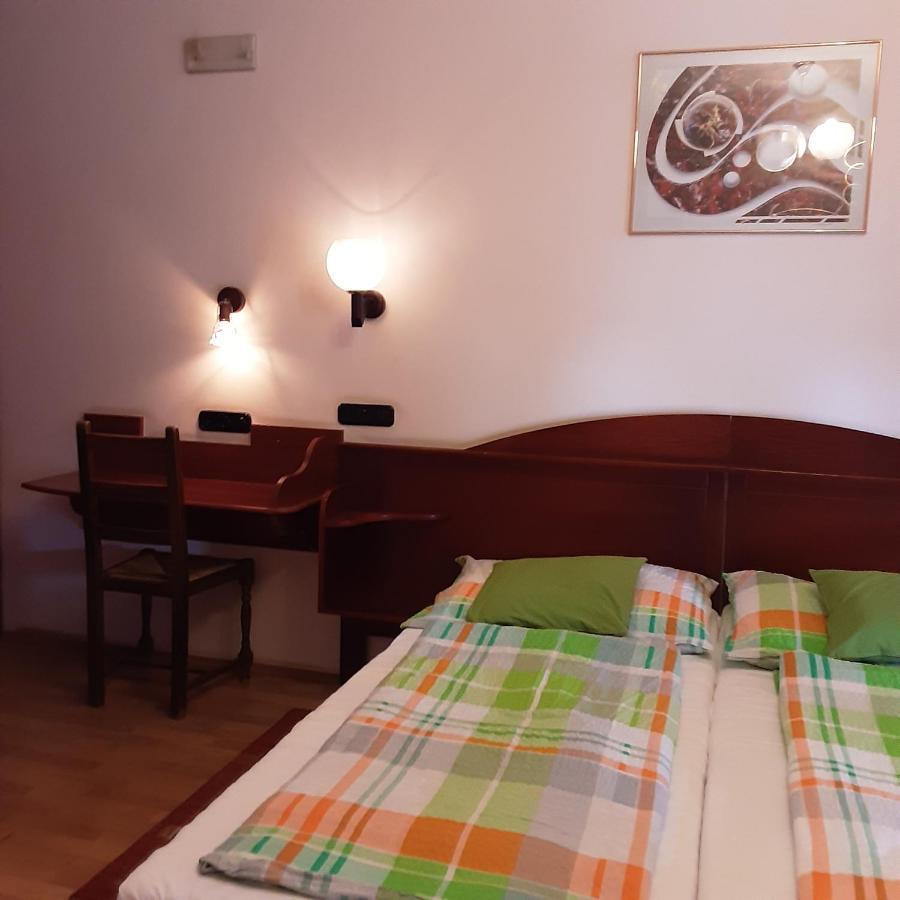 Pannon Panzio Restaurant Hotel Pannonhalma Bagian luar foto