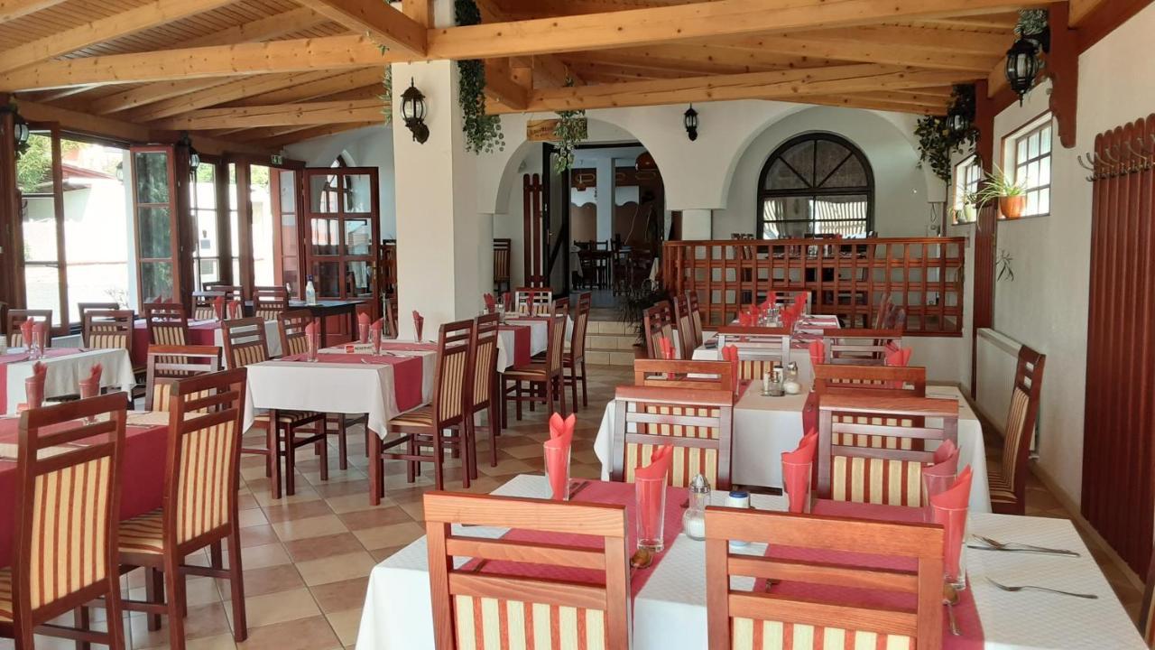 Pannon Panzio Restaurant Hotel Pannonhalma Bagian luar foto