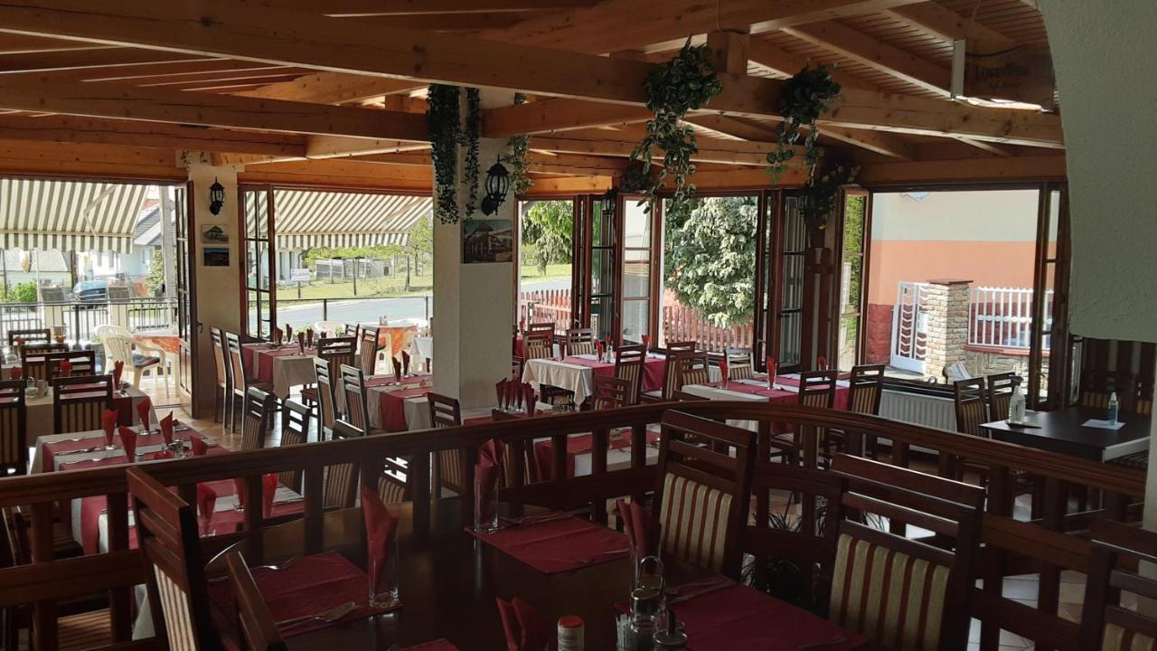 Pannon Panzio Restaurant Hotel Pannonhalma Bagian luar foto