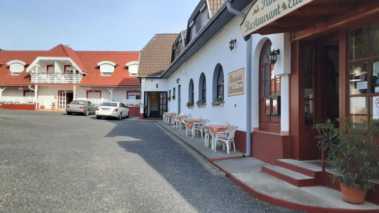 Pannon Panzio Restaurant Hotel Pannonhalma Bagian luar foto