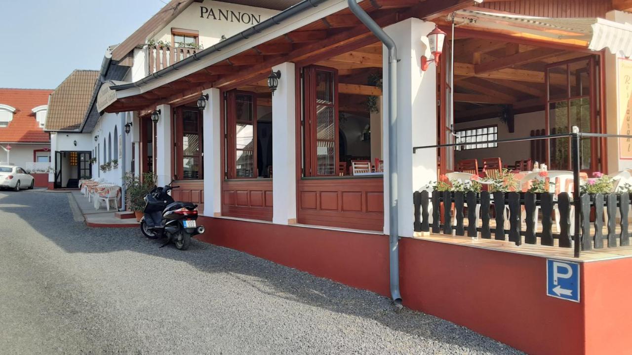 Pannon Panzio Restaurant Hotel Pannonhalma Bagian luar foto