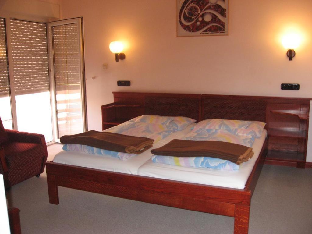 Pannon Panzio Restaurant Hotel Pannonhalma Bagian luar foto