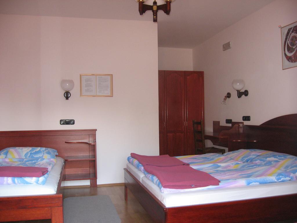 Pannon Panzio Restaurant Hotel Pannonhalma Bagian luar foto