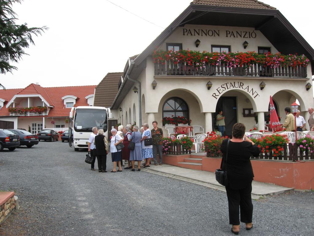 Pannon Panzio Restaurant Hotel Pannonhalma Bagian luar foto