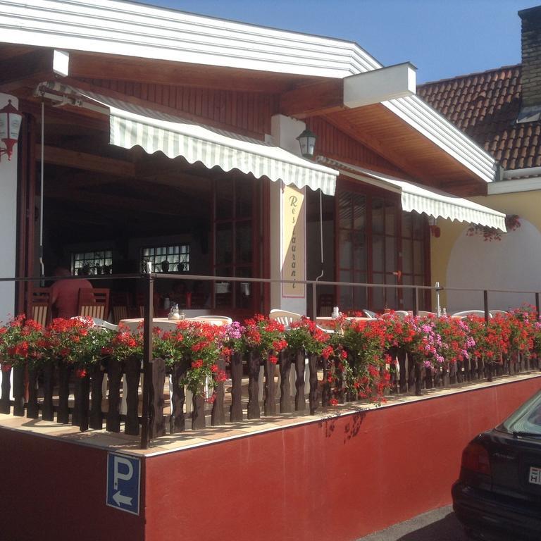 Pannon Panzio Restaurant Hotel Pannonhalma Bagian luar foto