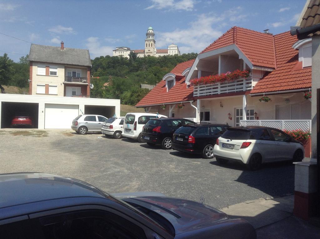Pannon Panzio Restaurant Hotel Pannonhalma Bagian luar foto