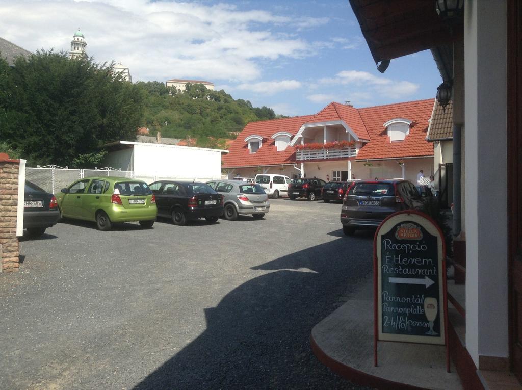 Pannon Panzio Restaurant Hotel Pannonhalma Bagian luar foto
