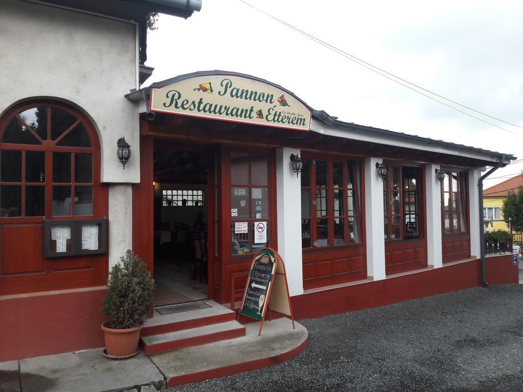 Pannon Panzio Restaurant Hotel Pannonhalma Bagian luar foto